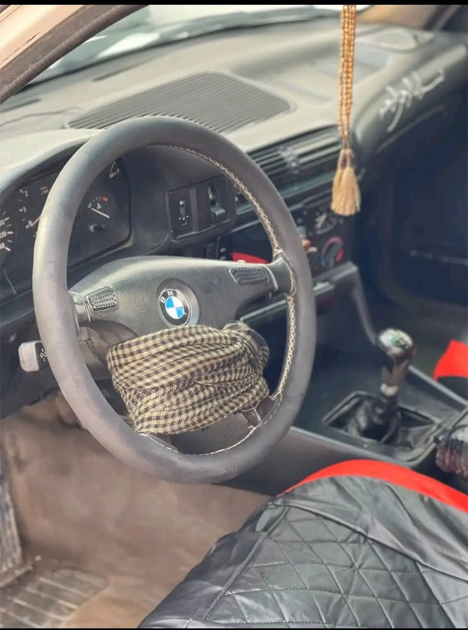 سلاموعليكوم
بيئيم  525
موديل1990
گيرومه گينه به شه رتی فیتەر
جوارجام كاره بای
پێشی يه ك زه ربەی دووبه ستي تيایە
به ناوخۆمانە بەشەرتی موسو براوەو  تەحويل
*********** كركوك, العراق
