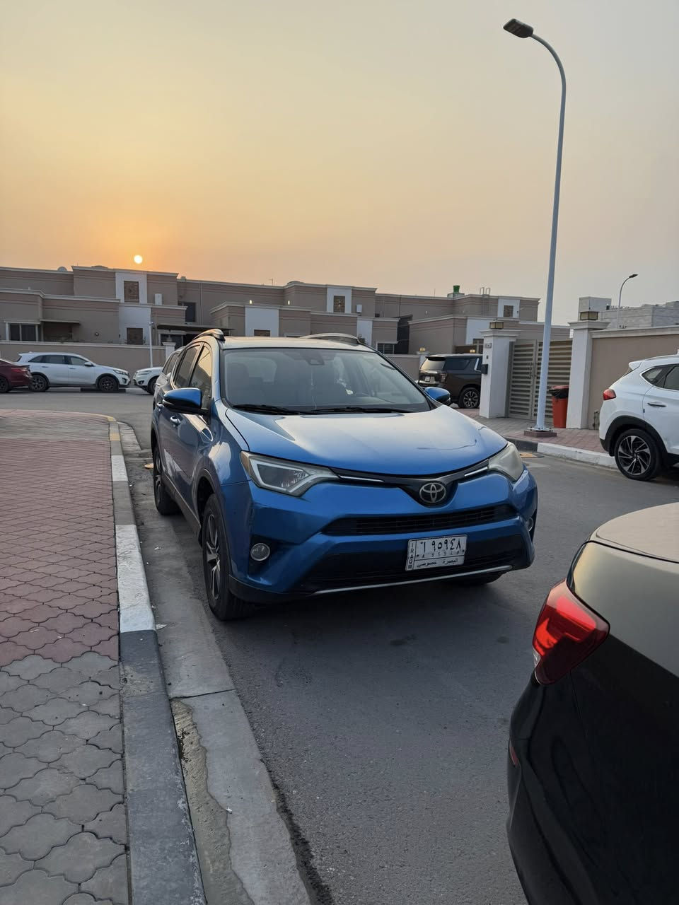 راف فور 2017  Xle
وارد امريكي مكفول من الضربة 
تقرير غرق تعمل وتسير
وصارلها ٨ سنوات عندي 
موجودة بالبصرة ورقمها بصرة
سعرها ١٦٤ 
رقم الهاتف : ***********
