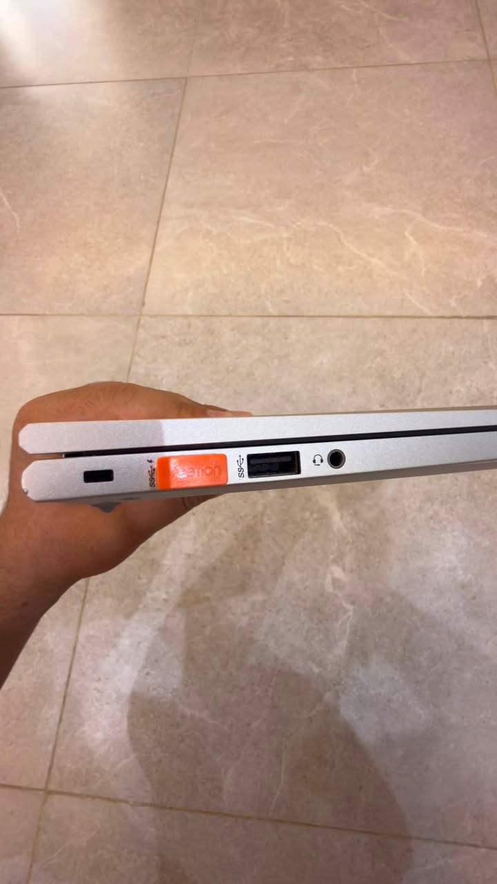 سلام عليكم لابتوب للبيع hp elite book
10 TH GEN 

CORE 7 

Laptop headphones : BANG & OLUFSEN

RAM: 8 GB 
شاشه 60 HZ  
عمر البطاريه  اخذته ٨١ صارلي 3 اشهر صارت 79 

طبعاً اللابتوب اخذته مستعمل ماكو جديد من هاي النسخه الي عندي يجي أوربي  

اللابتوب بيه ضربه من اخذته  

السعر 400 الف قفل . مكاني بغداد 

خاص ماموجد .  للاستفسار رقم   ***********
