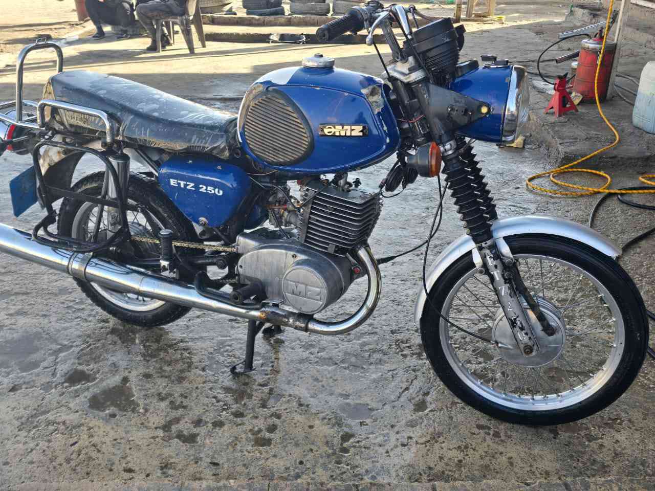 السلام عليكم ورحمة الله دراجه امزت موديل 81 رقم وسنويه للبيع سعرها مليون 300وبيها مجال مكاني كربلاء حي العسكري مال العابد اتصل بخدمتك ***********
