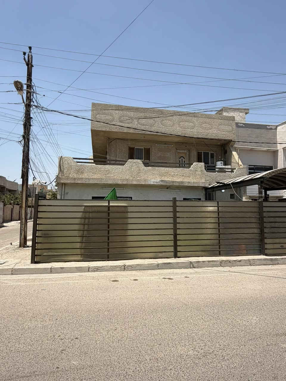 دار مساحة 160 متر طابقين ونص ركن ع شارعين سند مستقل
يباع مع الاثاث او بدون اثاث  
مكونات الدار
ط1
 غرفة  
استقبال 
مطبخ 
حولي 
صحيات 
ط2 
3 غرف نووم +حولي
ط3 غرفة 1 
عنوانه الغزالية شارع المركز شارع المدارس مربع شهد من ارقى مربعات الغزالية 
للاستفسار ***********
