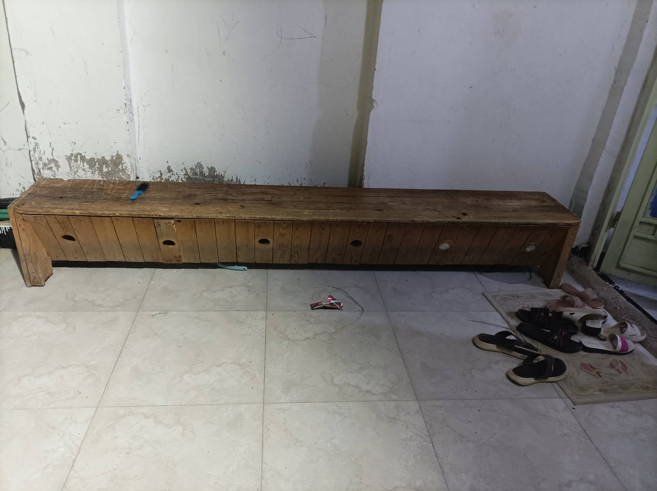 للبيع ميز و مسطبه وقاطع مغسله ومرايه خلفيه مكاني العزة الجديده ***********
