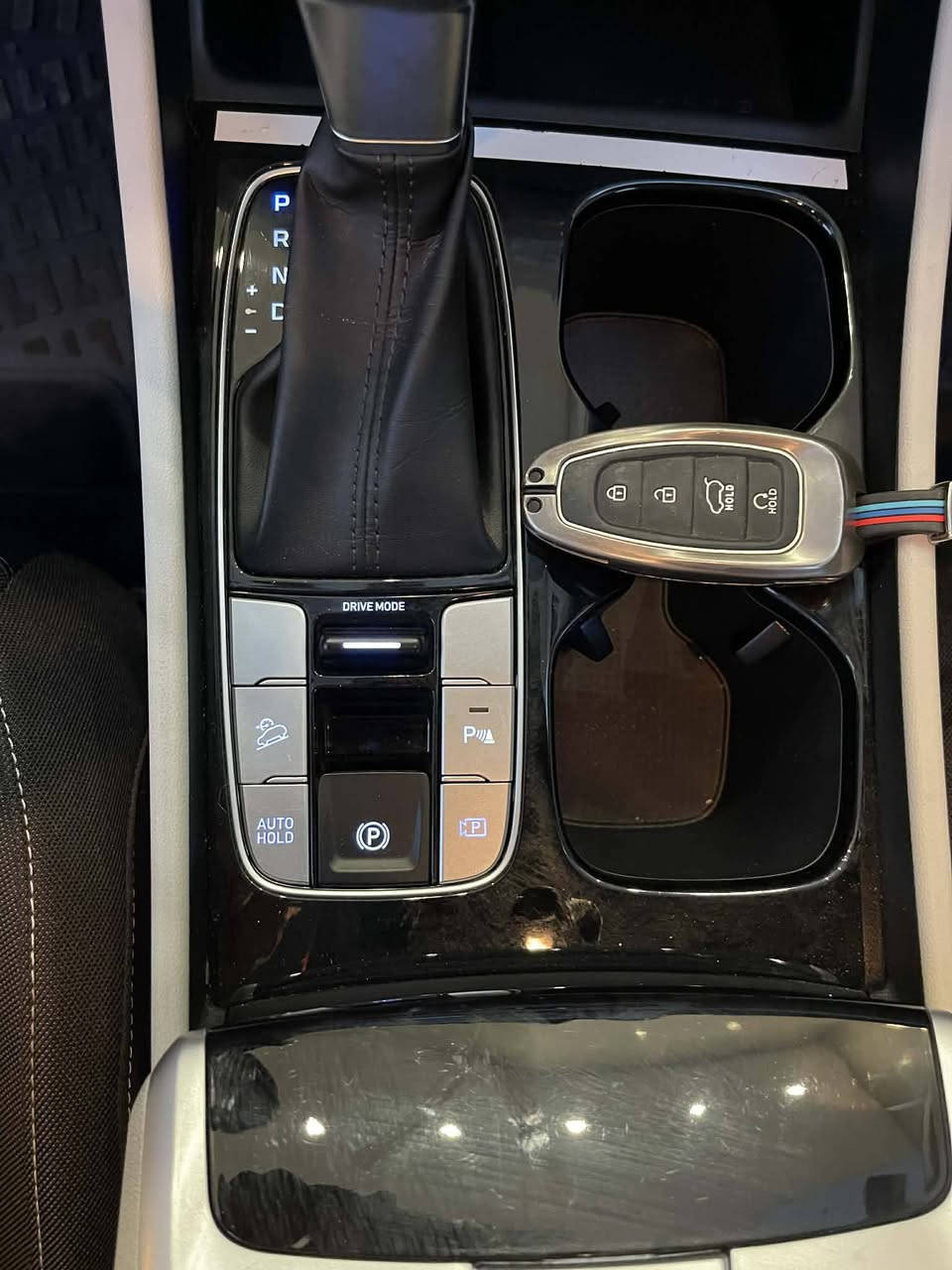 توكسان موديل 2023 خليجي ام الضمان رقم بغداد
السلام عليكم عندي توكسان خليجي  موديل 2023 رقم بغداد الجديد تحويل مباشر السياره جديده استعمال نضيف ماشيه 25 الف 

مواصفاته 

بصمه عدد2 ابواب وتشغيل عن بعد

محرك 2000 دوش

كراسي كهرباء عدد2

فول تحكم ستيرن 

حساس امامي وخلفي 

ويل كب عدد5 سبير منازل 

كامرا وشاشه جبيره

هندبريك بصمه

مودات قياده 

لد امامي وخلفي وبيه مواصفات بعد حلوه والسياره استعمال كلش نظيف بدون اي اضرار 

والسعر 208 ورقه 

عنواني بغداد حي الجامعه نفق الشرطه والاتصال على الرقم ***********
