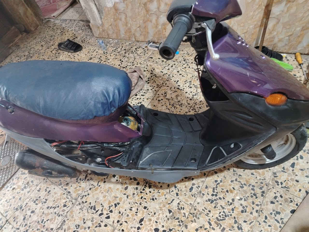 سلام عليكم من رخصة مدير الكروب للبيع شغاله مشيهه حلو محرك ناعم ماعرف مفتوح اولا بيهه كهربائيات كامله نواقص يده بريك خلفي وهورن قطعتين سودات الزغار سعر ١٤٠ مجالهه قليل الأصمعي *********** واتساب اتصال فقط

