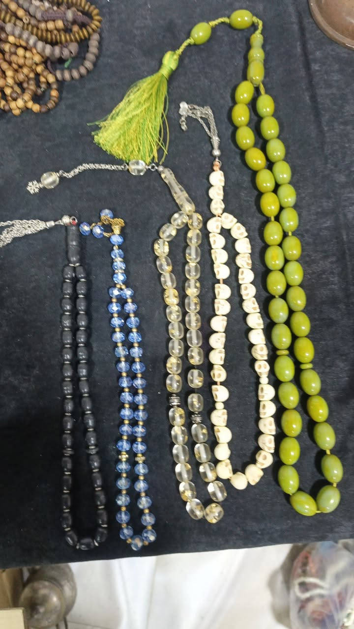 اخوان عندي هاي السبح سعرهم ٥٥ ويا التوصيل الجبيرة سندلس وامل جماجم حجر والزركة كرستال السودة معرف والبيضة فاتوران تركي برقايق ذهب  استفسار خاص او عرقم ***********
