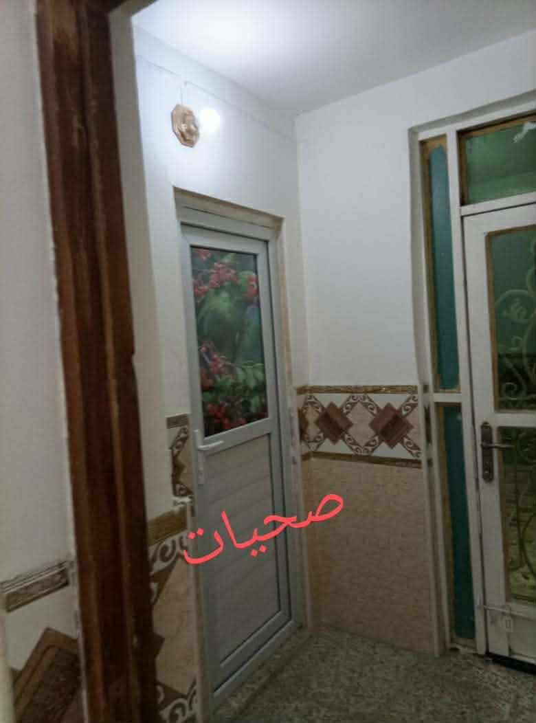 السلام عليكم...دار للبيع المساحه 400 متر طابو زراعي سند 25 ..طابقين 4 غرف نوم مع 3 مجمعات صحيات واستقبال ومطبخ مع طارمه وحديقه ...العنوان حله...مطاعم الجمجمة خلف المحكمة الجديدة شارع سنتر بندقه قبل شارع مطعم السجاد ...منطقه هادئه جدا وقريبه على الشارع العام مولات ومطاعم 
السعر 140 مليون وبي مجال والي يحب معلومات اكثر وصور للدار يدخل خاص أو واتساب ***********
