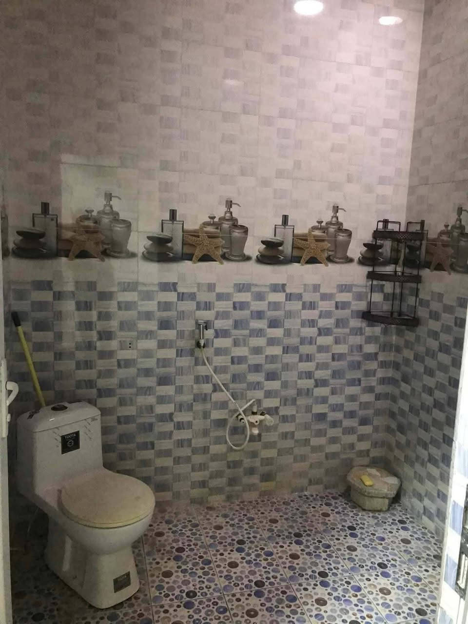 بيت للبيع خلف الملعب مساحه100متر نوع العقار(طابو صرف )ممسحوب عليه اسكان تحويل مباشر بناء طابقين عدد غرف نوم2

استقبال هول خطار 
مطبخ حمام صحيات كاشي سيراميك سقف ثانوي السعر65مليون وبي مجال رقم الهاتف***********
