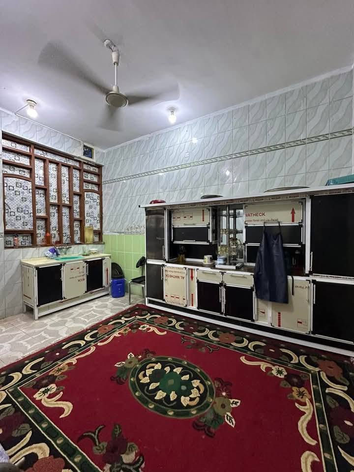 دار للبيع بل سماوه بدائية حي العزل على شارع ركن مساحة البيت ٣٠٠ متر مع محللات عدد ٢ غرف عدد ٣ هولين أو حمامات داخل بيت أو خارج البيت مع براني استفسار أكثر هذا رقمي ***********
