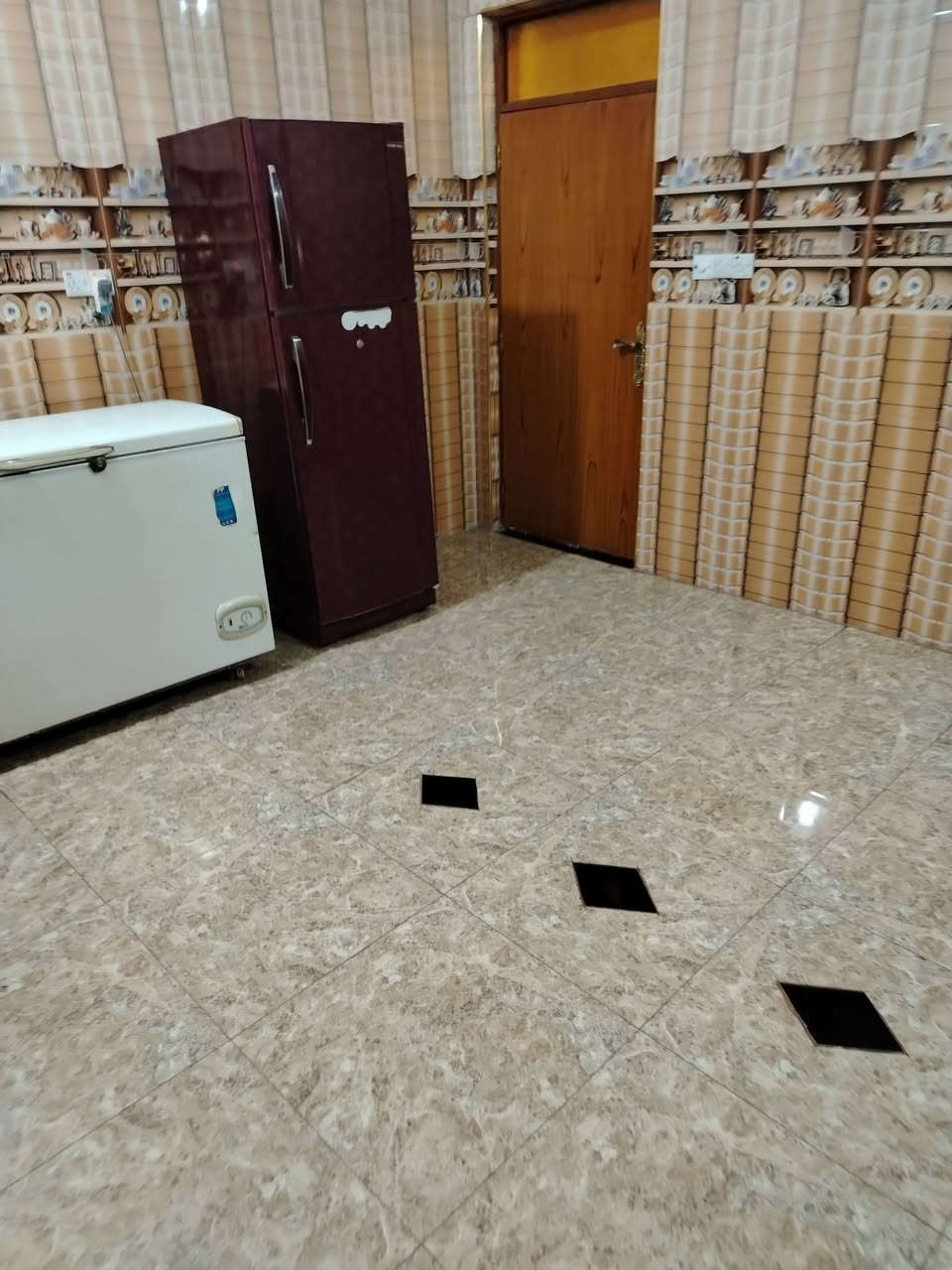 بيت للبيع في حي الجامعه قرب مجمع فدك طابقين 5 غرف نوم الطابق ثاني نقص تشطيب فقط  مطلوب اسكان 10السعر المطلوب  170 معا الاسكان  الاستفسار اتصال ***********
