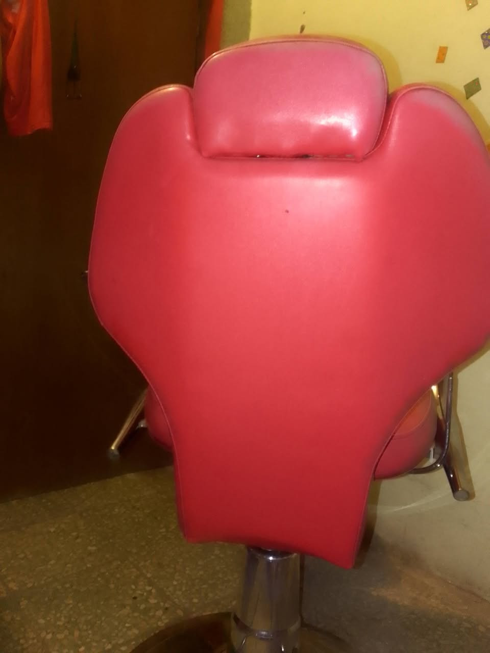 السلام عليكم كرسي للبيع نضيف السعر 125 الف اوبي  مجال مكاني بغداد الشعله للتصال *********** وتساب وخاص وتصال متوفر
