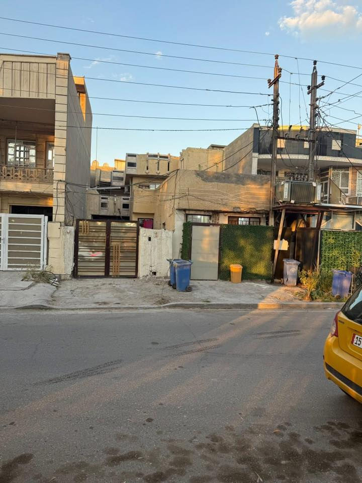 السلام عليكم دار مع مشتمل    للبيع المشتمل يحتوي على غرفة نوم وصالة وحمام ومطبخ وترك عدد2
   المكان.الخارجية مقابل الملعب وقرب المنتزه

البيت يحتوي على 3 غرف نوم وحدة جوة واثنين فوك واربع حمامات ومطبخ وصالة وترك   المساحة الكلية 200 متر واجه 8 نزال 25  البيت بإسمي

للاستفسار:***********
