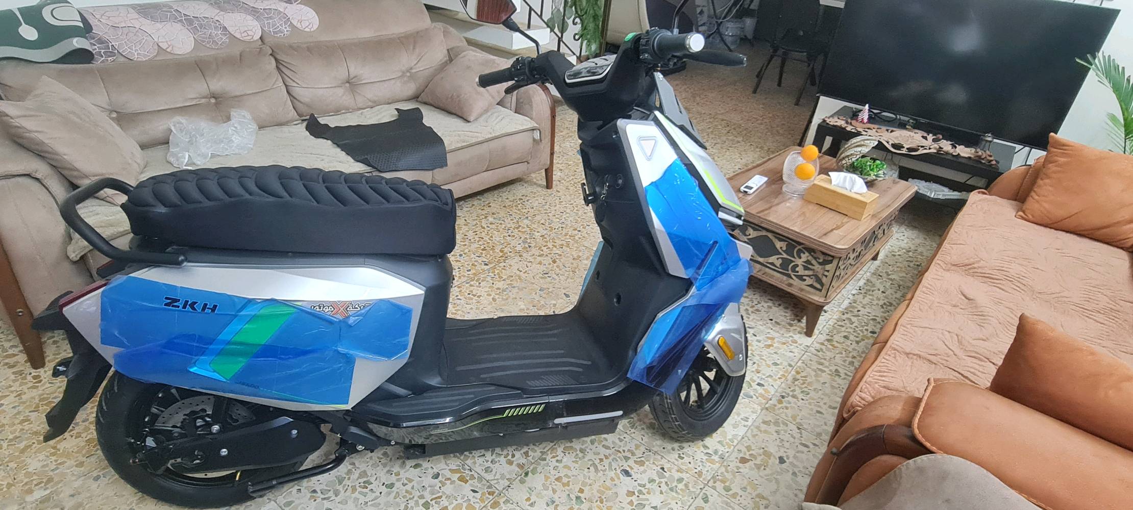 دراجة شحن فضائي جديدة زيرو مماشية من النقل للباب ملف ٢٠٠٠واط ٦بطاريات مسطرة حجم كبير سرعة ٧٥_٨٠كلم المسافة بالشحنة ٧٠_٨٠ كلم نظام٣سرع لايت زينون لونين ابيض وشمسي نشرات ملونة متغيرة بصمة وسويج تشغيل نظام حماية ضد السرقة إطارات حجم ١٢بريكات دسك هيدروليك دبلات امامي وخلفي هدروليك مساحة خزن واسعة شحن موبايل قاطع دورةمع هدية جادر كبير وغلاف كشن طبي العنوان بغداد رقمي ***********