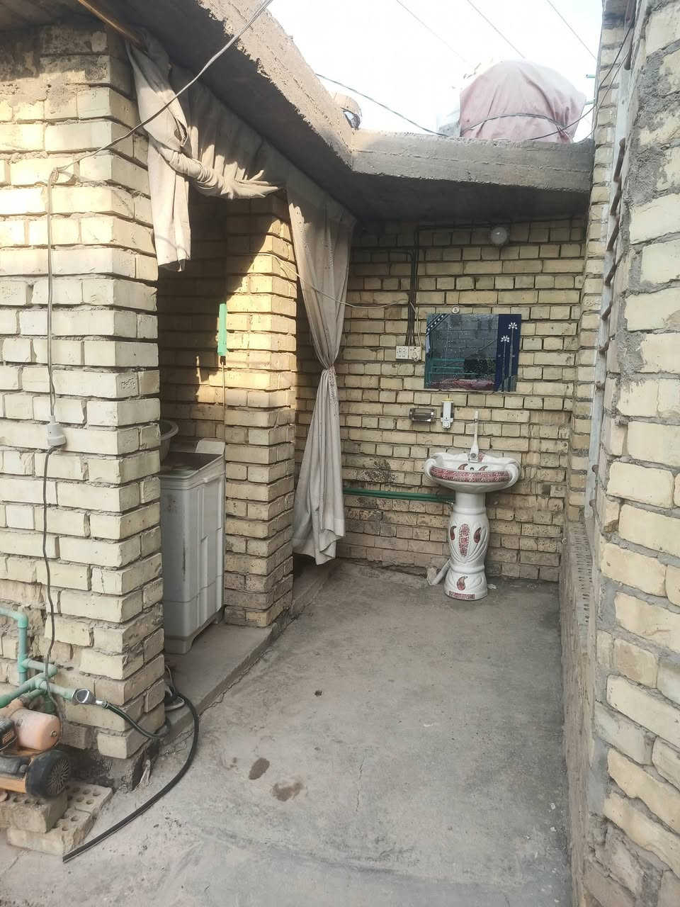 السلام عليكم 
يوجد دار للبيع في حي ذويب الثاني 
المساحه 250 متر + 50 متر امام الدار 
البناء طابرق جمهوري 
السقف سندويج 
بدون لبخ ولا سيراميك 
تسليك مجاري ابو 6
تسليك الماء بوري سيرين 
كهرباء واير سيمز 
أستقبال 7×4 
غرفتين 5×4 
مطبخ 5×4 
صاله 4×7
هول 4×6
كراج 5× 4 
حديقه 5×4 
الأستفسار اكثر على الرقم 
***********
