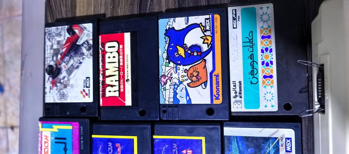 هذا الجهاز هو كمبيوتر صخر AX170 التعليمي، وهو إصدار كويتي-ياباني نادر من الثمانينيات. 
يعتمد الجهاز نظام MSX الشهير وكان يستخدم للأغراض التعليمية والترفيهية. 
تتميز لوحة المفاتيح بوجود حروف عربية ومفاتيح خاصة مثل "عربي/CODE" و"صخر". 
تظهر في الصورة مجموعة من أشرطة الألعاب والبرامج الخاصة بهذا النظام. 
يعتبر هذا الجهاز الآن قطعة جامعين (Collectible) نادرة تحظى بتقدير كبير من قبل محبي الألعاب الكلاسيكية.


**إذا كنت صاحب هذا الإعلان وتريد حذفه لأي سبب، رجاءا أرسل رسالة إلى الدعم الفني**