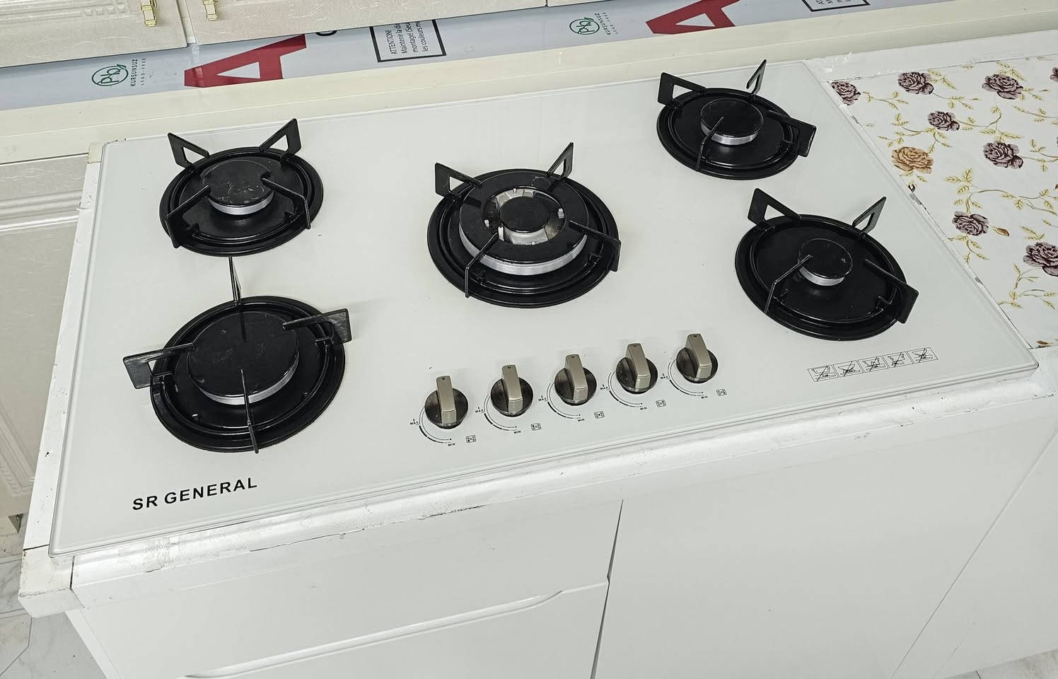 كاونتر الأبواب خشب اج دي اف تركي والداخل المنيوم 

القياس مترين والسنك مترو30سم مع طباخ 5 عيون

*********** ***********
