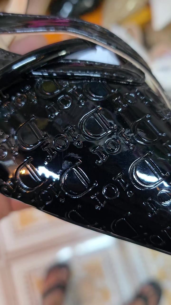 احصل على حذاء يجذب الأنظار ويضفي لمسة من السحر
♡♡
براند ديور 
الخامه تجنن 
الكوالتي فول 
براند عالمي 
ارتفاع الكعب ٣سانتيم 
كعب سير مفتوح 
♡♡
الزبيديه شارع ٢٠ مجاور سيد احمد للمواد المنزلية


**إذا كنت صاحب هذا الإعلان وتريد حذفه لأي سبب، رجاءا أرسل رسالة إلى الدعم الفني**