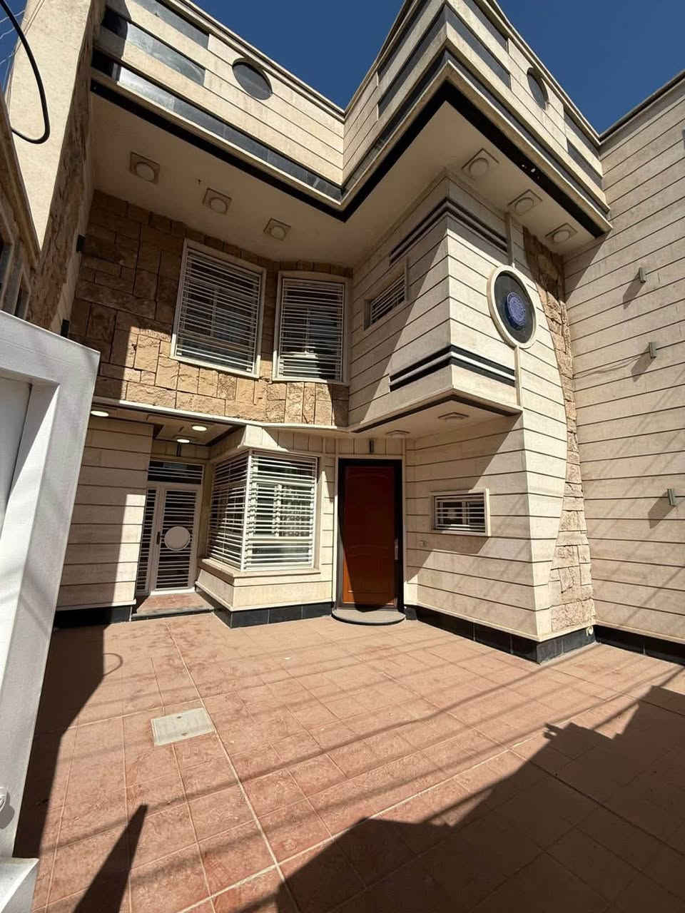 دار مؤثث للايجار مناسب للشركات والأغراض التجارية

📍العنوان : - الكرادة - المسبح مربع السفير الفرنسي

🔸 التفاصيل :

• المساحة : 246 متر

• بناء حديث سنة 2019

• 6 غرف نوم

• 5 حمامات

• مطبخ متكامل

• كراج سيارة

📞 للاستفسار الاتصال على الرقم 

  ***********  مهندس اسامة 

نستقبل جميع العروض العقارية (بيع - شراء - ايجار) في بغداد
