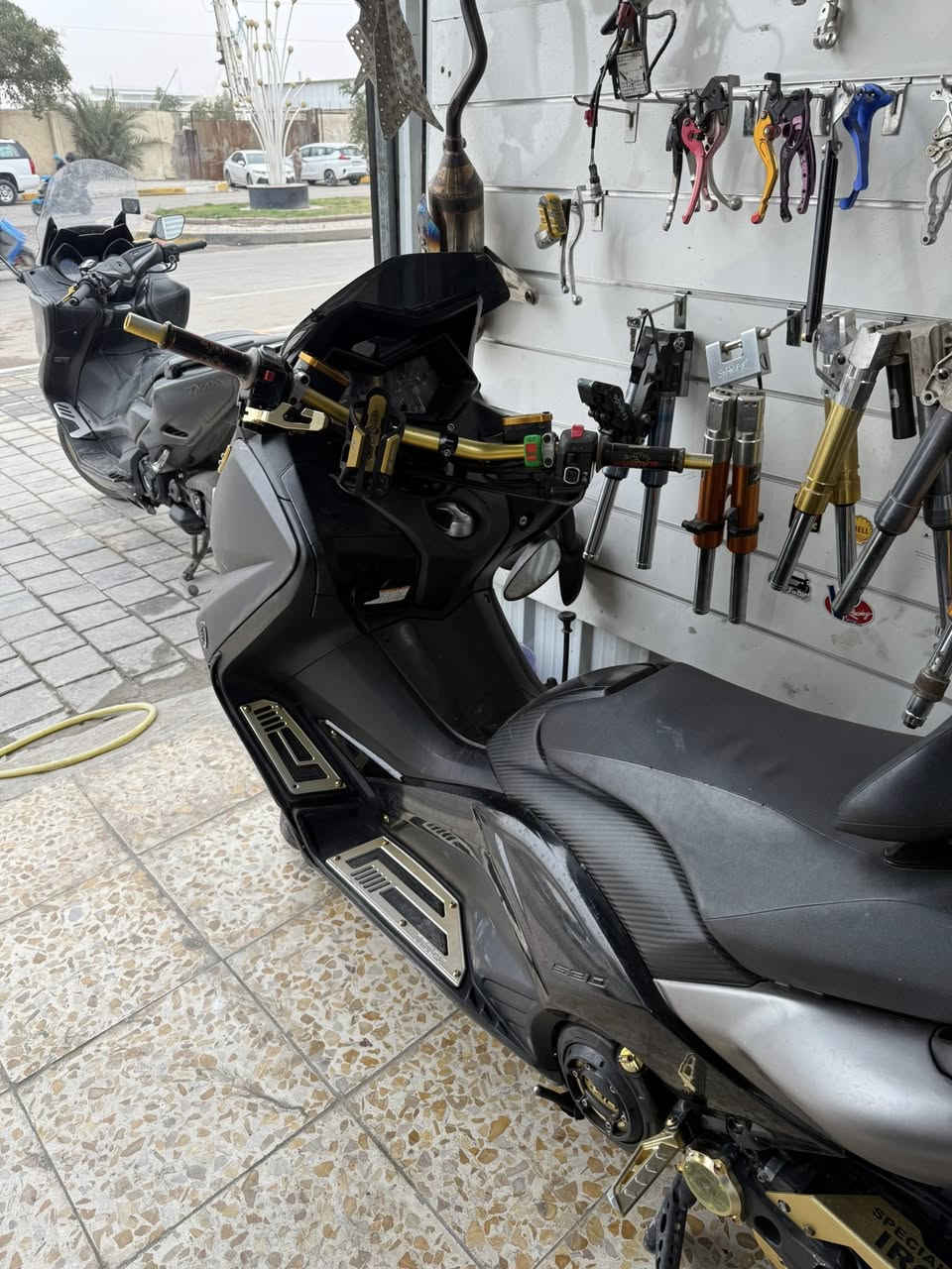 معرض الواثق لتجارة الدراجات النارية
تيماكس مستخدمة 2017 

عليها ادامة كاملة كلج وفايبرات وقايش 

مكينة مكفولة مامفتوحة وكهربائيات كفالة عامة 

بصمتها ضايعة ومطلعين الها بصمة جديدة 
سعرها 47 ورقة وبيها مجال 
العنوان بغداد شارع فلسطين الضلال 
***********
***********
