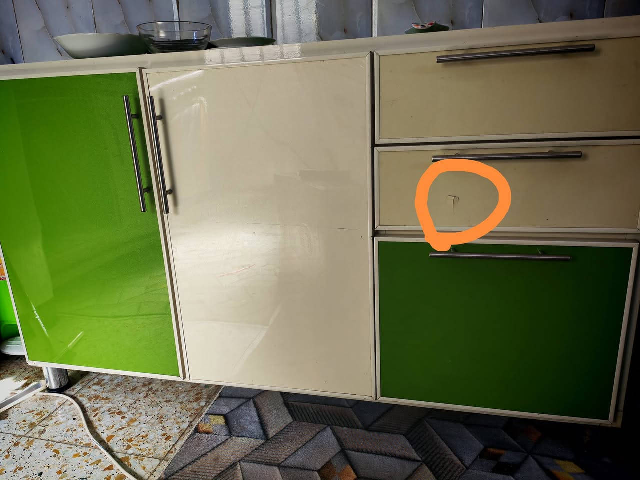 كاونتر تفصال مترين نضيف جدا بس بيه ضربه صغيره بالمجر
مع سنك متر وربع. السعر 250 وبيه مجال 

المكان صليخ للتواصل الاتصال ***********
