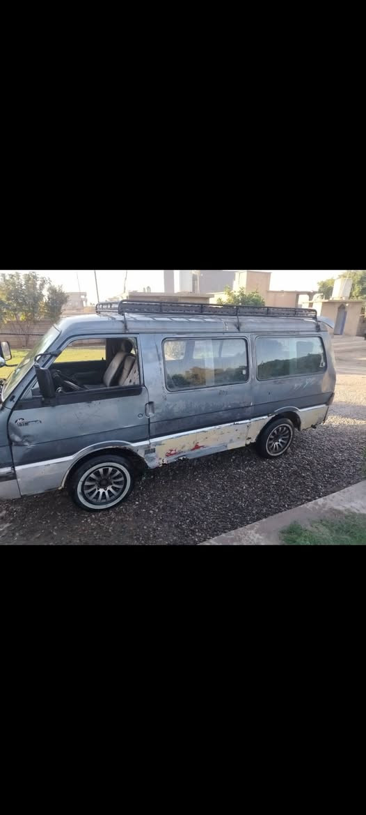 كيا بستا شغاله السعر 20 وبيها مجال رقم نينوى 
موبايل ***********
