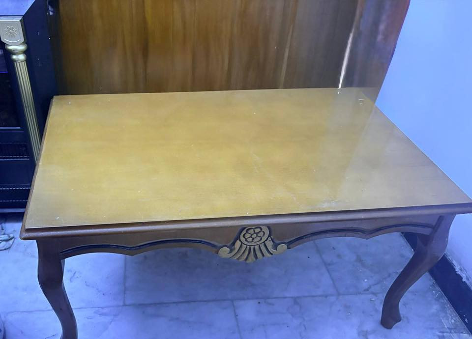 تخم قنفات 10مقاعد للبيع
الصناعة تركية فاخرة
يتكون من قنفات عدد اثنين (ثلاث مقاعد) و أربع كراسي 
و ميز وسطي و أربع طبلات خشب زان كما موضح في الصور
العنوان :بغداد حي العامل
باقي التفاصيل المراسلة على الواتساب

0786 847 8388
