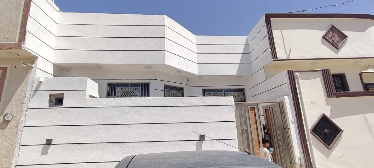 السلام عليكم بيت مساحة 100للبيع بسعر جداً مناسب موقع حلو شارعه حلو منطقة مرتبه على شارع ابو مهدي المهندس قرب السفاره التركيه بيت جديد محد ساكنه ابد وسعره كلش حلو 
وعندي بيت ثاني مساحه 170بناء قديم حالياً مأجره هم سعره مناسب 
***********
