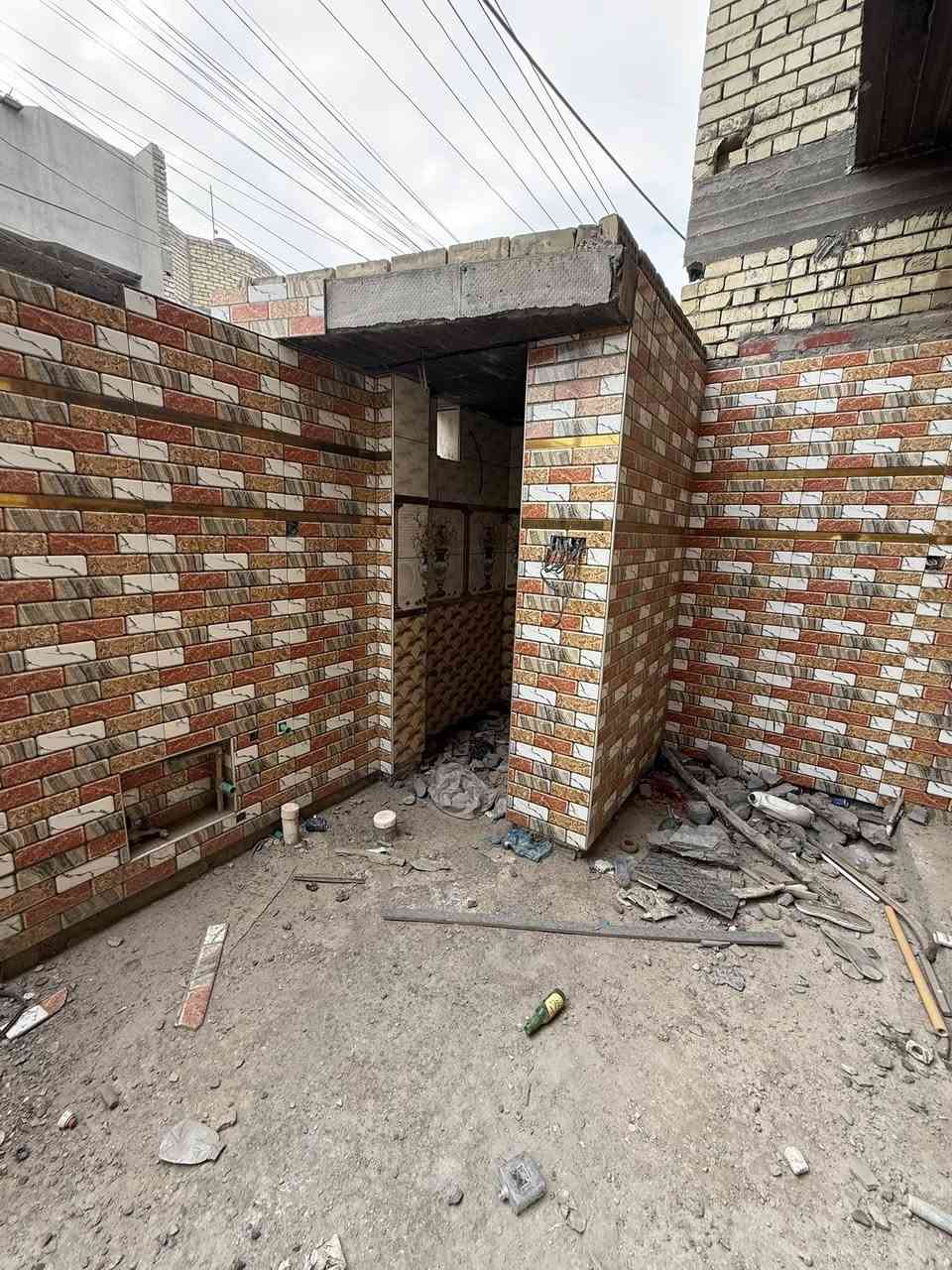 السلام عليكم …
دار للبيع المساحة 150m طابو صرف موقع الدار البلديات شارع 30 اليؤئن 

الطابق الاول يحتوي على استقبال +مطبخ +غرفة  +مناور عدد 2 +حمام خارجي وداخلي   + كراج +صالة + 

الطابق الثاني يحتوي على ثلاث غرف نوم + صالة + حمام عدد 2 

الطابق الثالث يحتوي على  بيتونه + سطح امامي وخلفي 

بناء الدار سنة 2023 درجة اولى من سيراميك رفت شتايكر لبخ 

شباك باب  كهرباء مجاري ماء كامل   يحتاج فقط ارضية وبياض 

للاسفسار الاتصال بالرقم ***********
