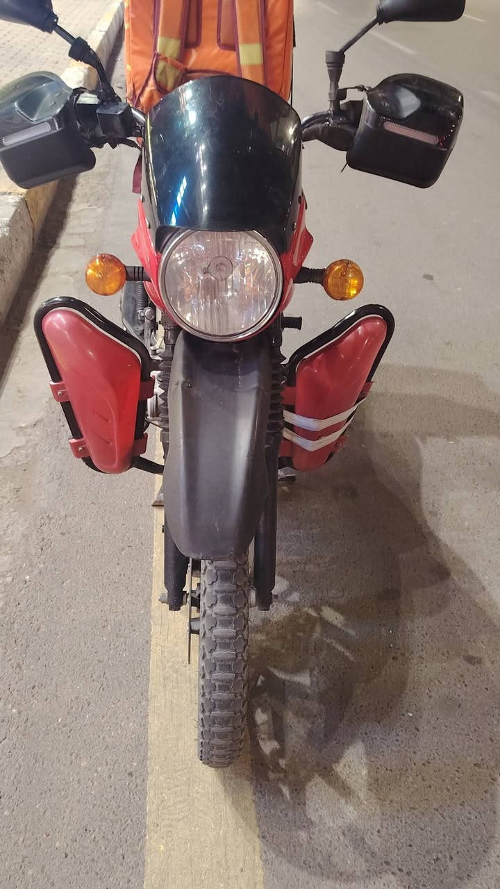 السلام عليكم دراجه بوكسر مو ديله 2023 رقم بغداد الإنكليزي ملاحظه دراجه مجفت صارله ١٥ يوم عرضها مليونين ونص بيه مجال  رقمي *********** مكاني بغداد الجديده كشره نظيفه دراجه
