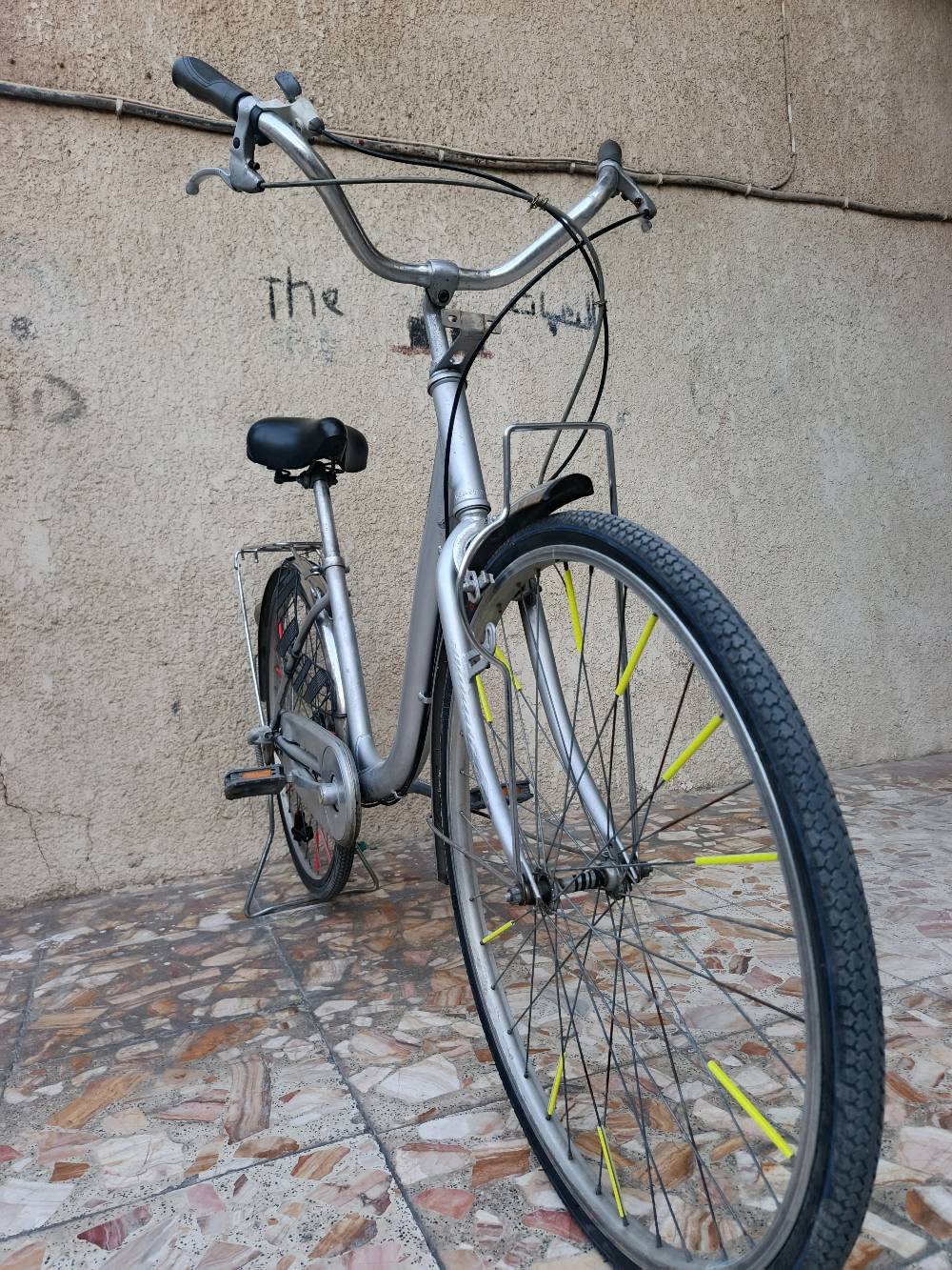 هذا البايسكل من ماركة "شيمانو"، مثالي للتنقل اليومي والرحلات القصيرة داخل المدينة. التصميم الأنيق والإطار المتين يجعلان من استخدامه تجربة مريحة وآمنة. يحتوي على ناقل حركة داخلي لسهولة التبديل بين السرعات وفقًا للحاجة. توفر السلة الخلفية مزيدًا من المساحة لحمل الأغراض الشخصية بسهولة.