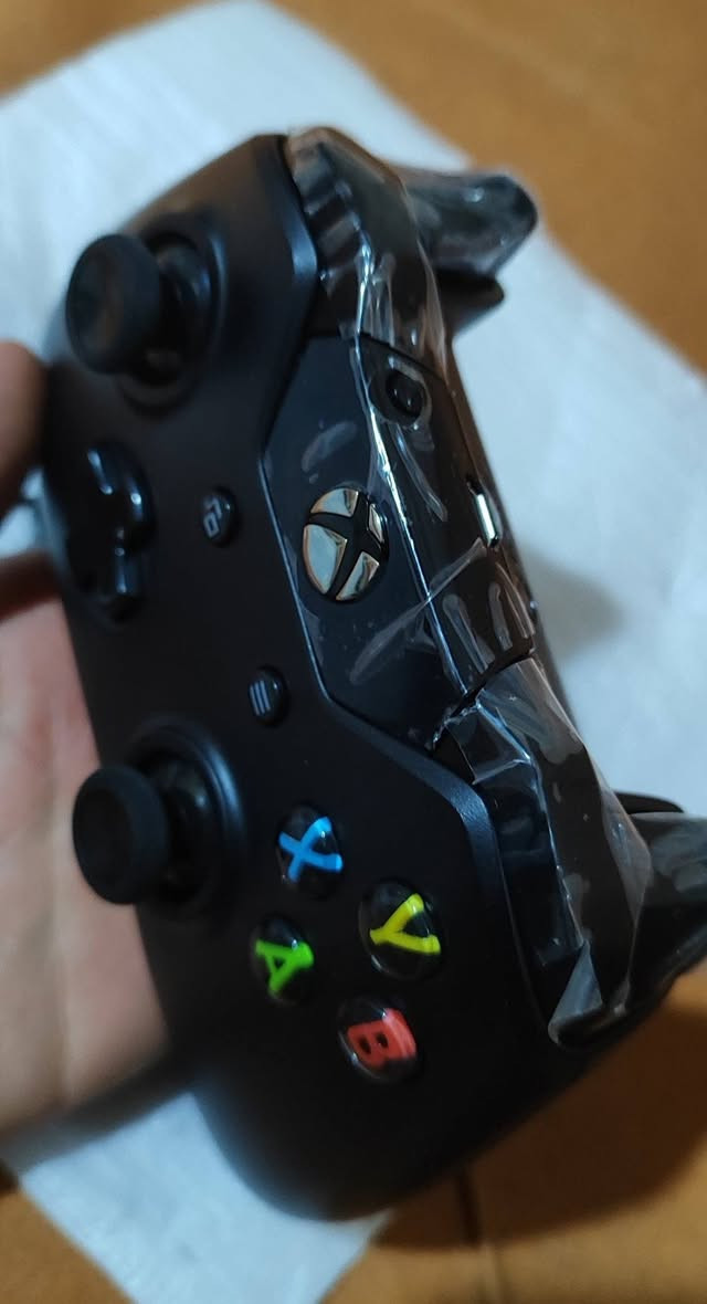 1جوستك اكس بوكس s 
وترهم عل وان s 
جديدة بل جيس ابد مو مستخدمة 
سعرها 40 الف جوه السوك 
2 جوستك هم اكس بوكس وان s 
نضيفه كلش مامفتوحه ولا مصلحة 
سعرها 30 الف 
توصيل موجود


**إذا كنت صاحب هذا الإعلان وتريد حذفه لأي سبب، رجاءا أرسل رسالة إلى الدعم الفني**