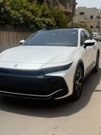 Toyota crown 2023 limited  وارد امريكي هايبرد اللون ابيض قمارة اسود اي...