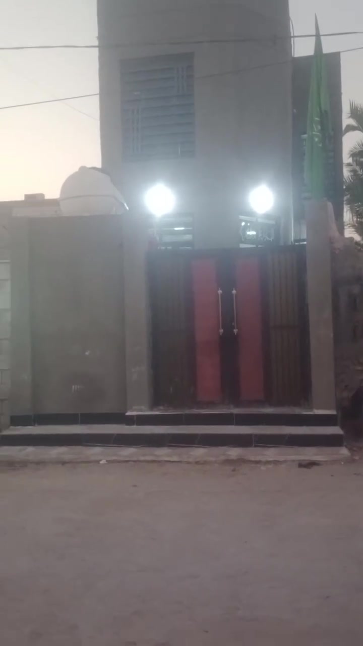 الدار البيع 100م طابقين جديد يتكون من براني و مطبخ مفتوح على صاله جوه وصله فوك وغرفتين  صحيات داخليه و خارجيه موقع الدار بحي لأمين قرب ملعب الخماسي شهيد جمال  *********** بي وتساب
