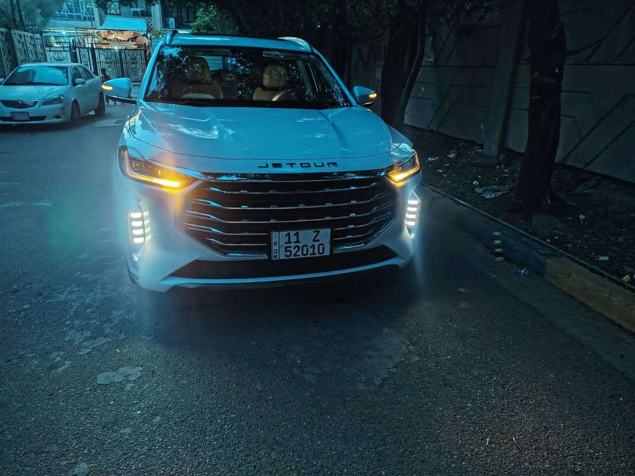 السلام عليكم

جيتور x70 بلص فئة لكچري موديل ٢٥
النوع المحرك 1.6 تيبربو 
عدد البصمات 2
تخم تاير جديد 
ادامة كاملة للسيارة 

الممشى الحالي ٤٢ الف كيلو 

الرقم بغداد مميز جدا باسمي والتحويل مباشر 

موقع السيارة بغداد  

ابرز الموصفات والانظمة 

السعة 7راكب عائلية بامتياز 

انارة داخلية ٧ الًوان متغيرة و انارة سقف اضافية

التبريد شاشة لمس قطعتين تبريد ب8فتحات توزيع مع ثلاجة 

شاشات وكامرات

شاشتين دجتال متصلة ومنضومة كامرات 360 درجة مع رؤية فوقية 3d

حساسات خلفية وامامية الراحة والرفاهية 

بانورما قمارة كاملة 

كشن سائق وبصف السائق كهرباء 

مع صندوق فتح وغلق ذكي كهربائي 

اربع جامات اوتو 

نضام انعكاس الهاتف اندر ويد +ايفون انعكاس الشاشة 

منافذ يو بي اس عدد 4

شحن لاسلكي بالهاتف

انضمة ذكية 

بصمة 

ابواب ترحيب عند الاقتراب 

فتح وغلق السيارة تلقائي 

مرايا جانبية كهربائي طي اوتوماتيك مع اشارات بالمري 

انضمة الامان ومساعدة السائق 

رادارات تحديد مسار

تنبيه الخروج من المسار 

نضام النقطة العمياء

مثبت سرعة هاند بريك دكمة كهربائي 

نضام اوتو هولد نضام مانع انزلاق 

وضعيات القيادة متعددة 

وضعيات تحكم مختلف بالستيرن 

السيارة نضيفة جدا استخدام شخصي 

وباقي المواصفات معروفة 

السعر  185 ورقة وبيهة مجال

للتواصل 

***********
