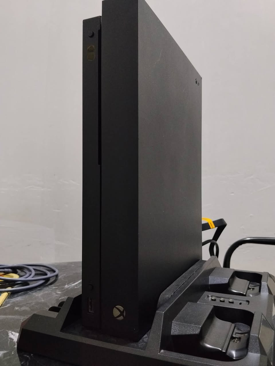 Xbox one X 4k واحد تيرا
مع العاب قويه مملوكة 
مع اشتراك كيم باس 
مع جوستك وحده سيريس اصليه فسفوريه الون
كيبل 4k اصلي 
كيبل طاقه اصلي 
جهاز تحفه نضيف حيل اي حراره مابي أو فإن 
مكاني بغداد الدوره رقمي *********** توصيل ماعندي
