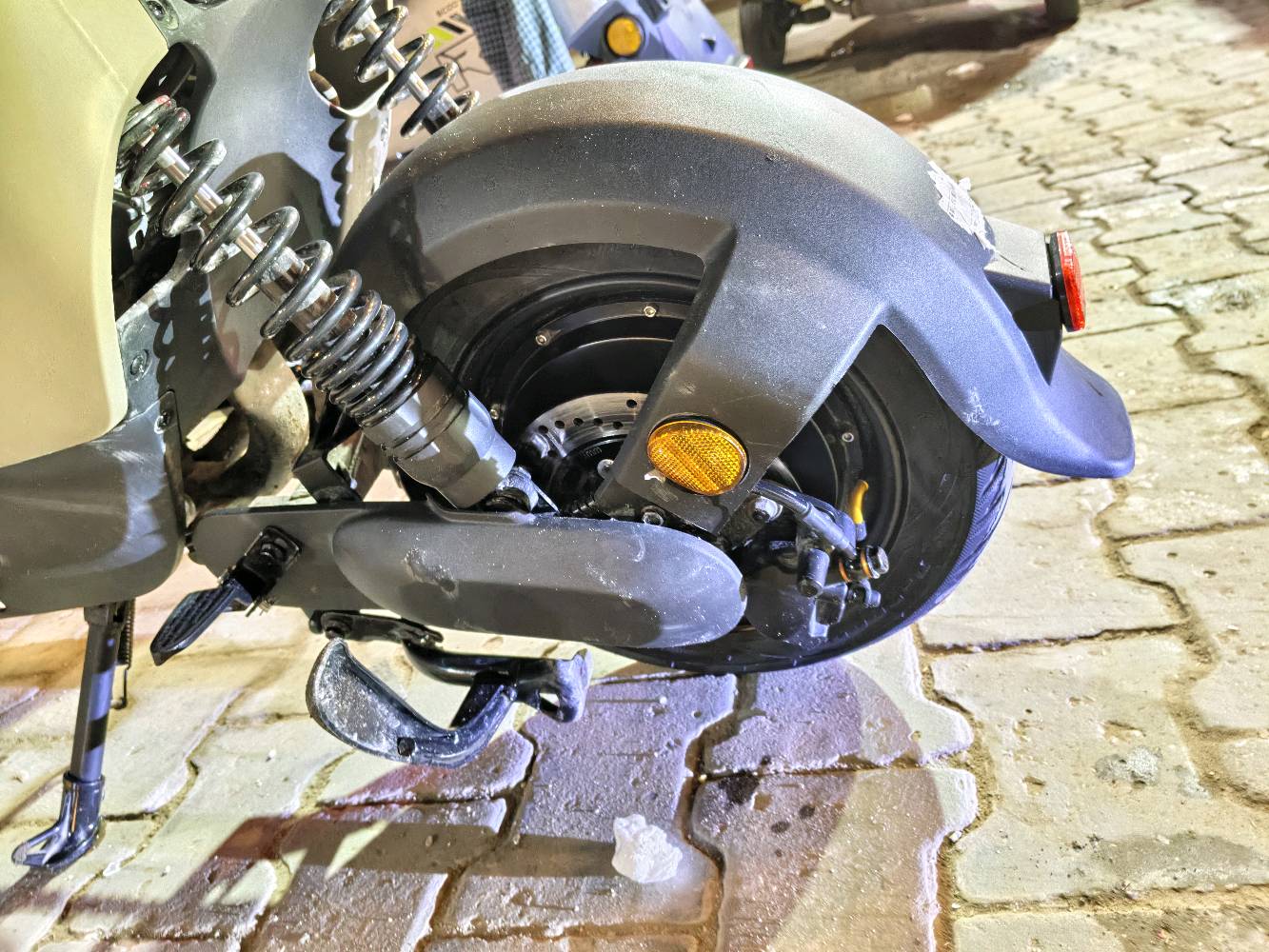 دراجة شحن  (ريان بوليسي )

يتحمل الاوزان الثقيلة 

 1200W
Disk brake 
48V-28A 
4 سرعات امامية 
1 سرعة خلفية 
متوسط المسافة 50km 
السرعة 50km
تاير 10/90/80 
لايت زنون 
صندوق خلفي لحمل الاغراض 
باتري اصلي شركة الريان TAILG بشرط

السعر: 550 الف
المكان بغداد: باب المعظم
ما هو موديل الدراجة بالضبط؟: 
دراجة شحن
كم هو عمر الدراجة أو عدد الكيلومترات المستخدمة؟: 
اقل 3 شهر
هل البطارية قابلة للإزالة أو الشحن؟: 
اي
ما هو موقعك الحالي لتحديد مكان الفحص؟: 
باب المعظم 
هل السعر قابل للتفاوض؟: 
نعم