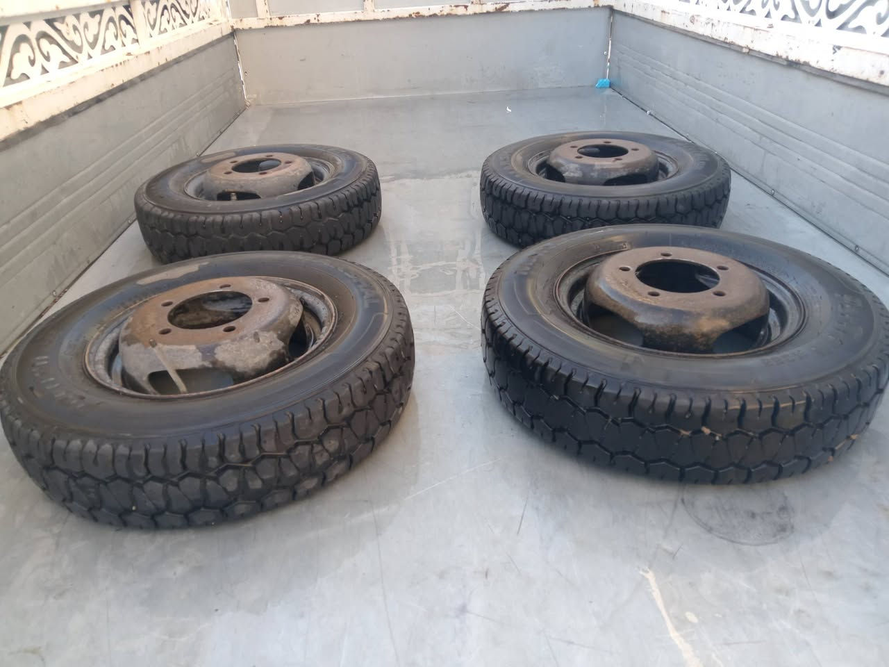 سلام عليكم 4 تايرات نثيه حجم 12   500 نظاف سعر 200 الف عنوان بغداد ***********
