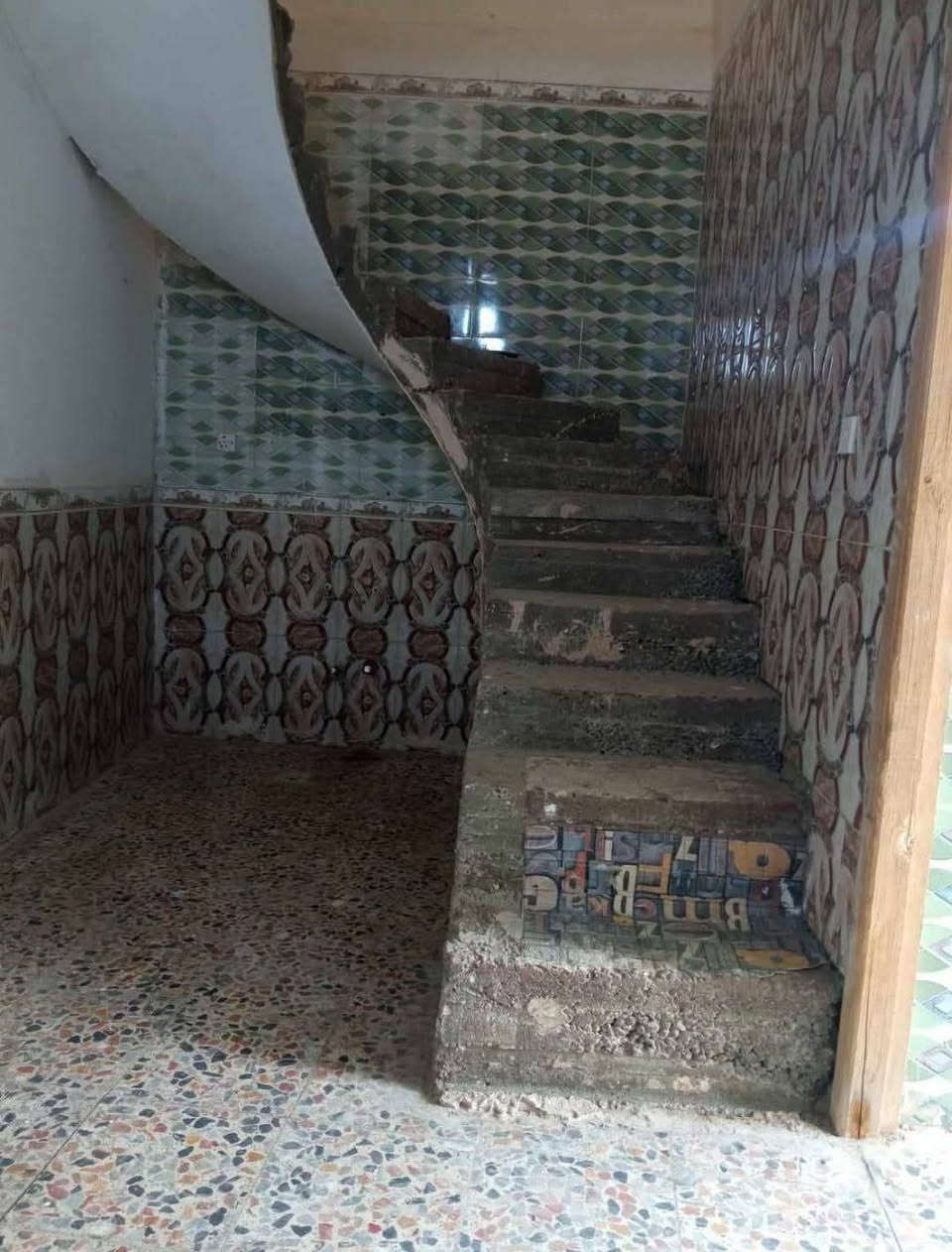 بيت للبيع  سند 25
مكون من:  غرفة نوم 1 وستقبال ومطبخ وصحيات داخلية وخارجية 
ودرج الى البيتونة صغيرة تصلح مخزن او غرفة صغيرة 
مساحة البيت 100م الموقع شارع 100 الجديد اسم المنطقة الطينية 
قريب على شارع مسافة 300 او 400م 
السعر 50 وبي مجال 
للاتصال *********** ابو اثير 
*********** علي
