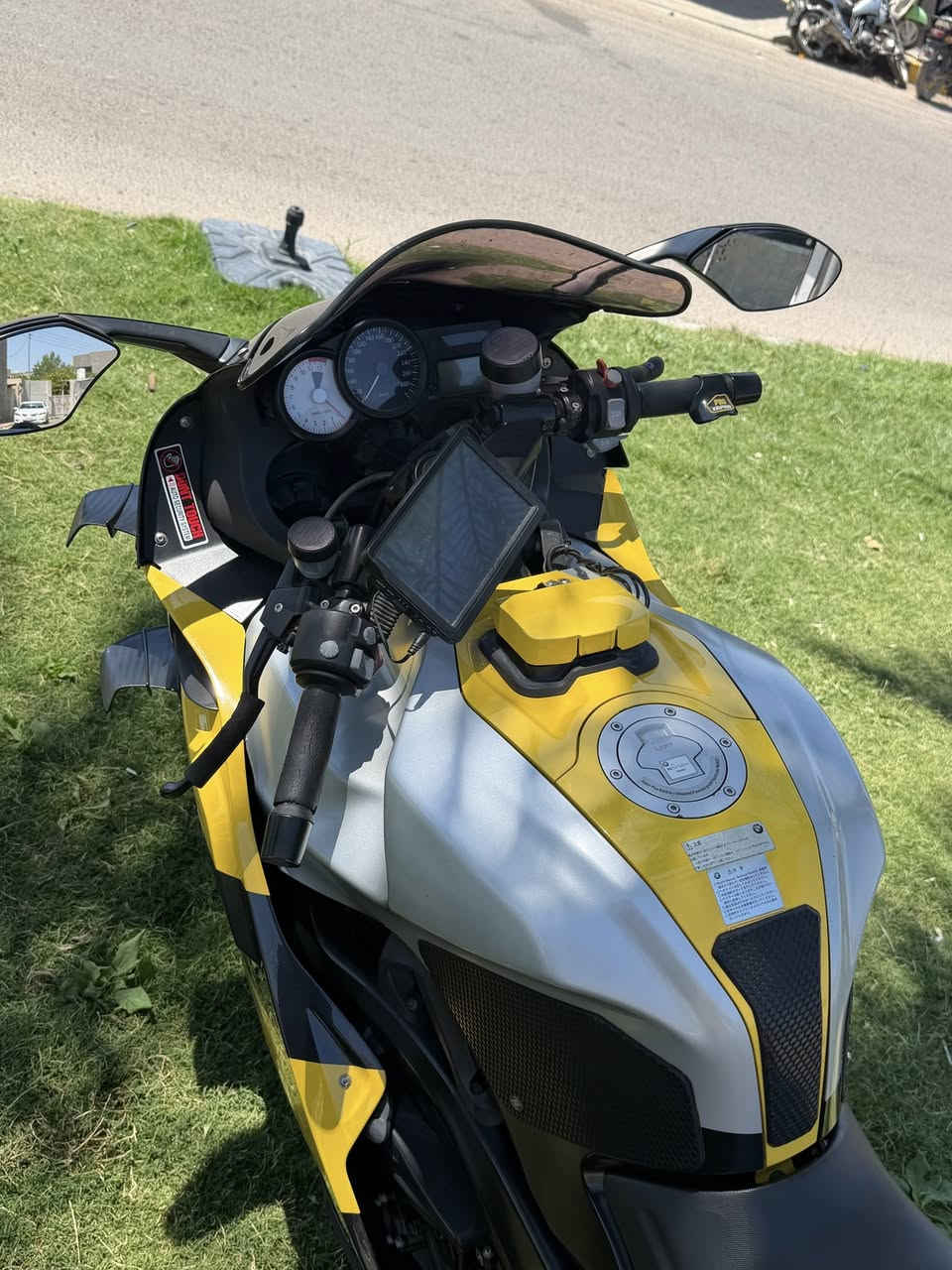 سلام عليكم دراجة bmw r1200s بحالة الوكالة مرقم اصولي تحويل ثاني يوم كفاله عامة لاستفسار / ***********
