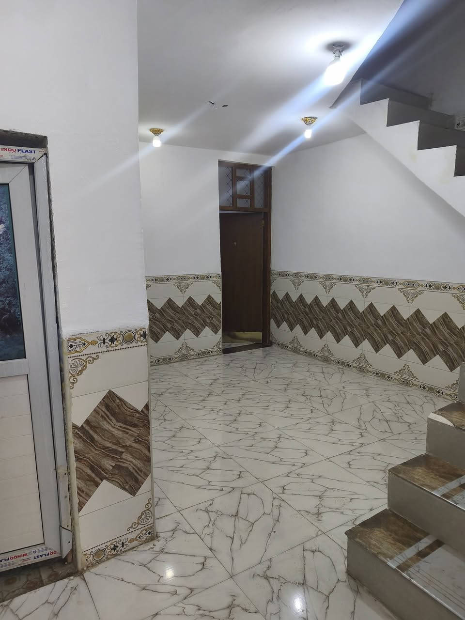 السلام عليكم مشتمل بلحكيم  طابق ونص
يبعد عن تبليط الدبيه الثانيه 200متر 
عرض شارع 10متر 
ماي 
كهرباء 
صيحات ومطبخ سراميك للسقف 
إزاره البيت كله ودرج مطبك والأرضية بورسلين 

مقابل الدبيه  يحتوي ع استقبال مطبخ هول غرفه نوم وغرفه نوم طابق الثاني  بيتونه ستاره كامل وفارغ ***********
