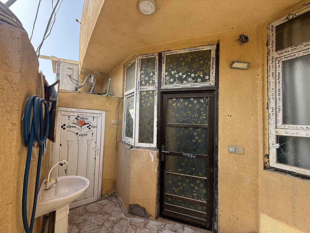 السلام عليكم بيت للبيع مساحة (١٠٠م) عقد ٣٥ بي اقرار من البلديه / البيت كامل كما موضح بلصور البيت بكربلاء بشارع المدرسي قريب ع حولي ابو مهدي المهندس غرفه جوه وغرفتين فوگ استقباال صاله مطبخ صحيات داخليه وخارجيه البيت كامل وجاهز لسكن السعر (٧٧) بي مجال التواصل (***********)
