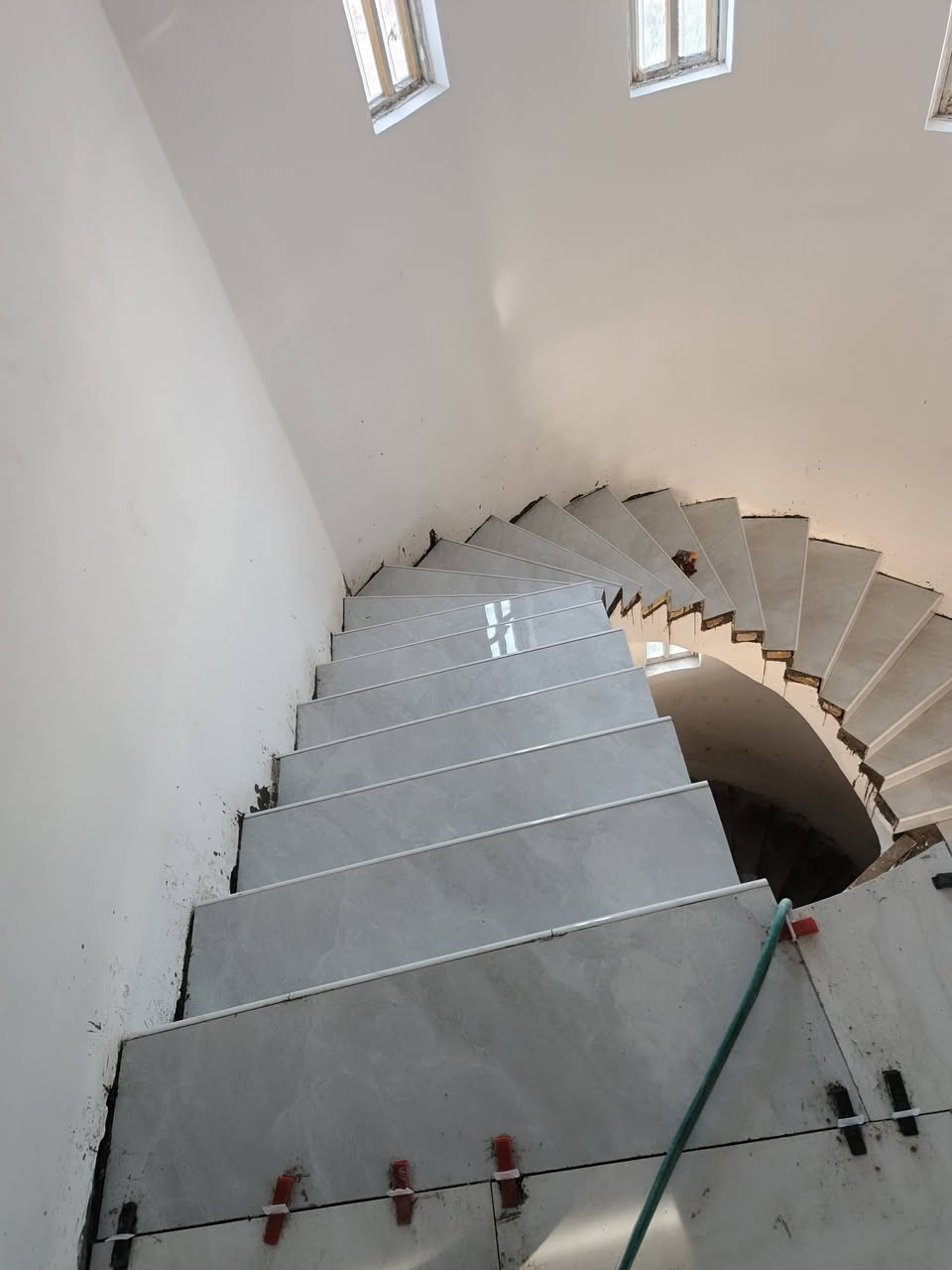 السلام عليكم ورحمه الله وبركاته عمل سيراميك ارضي جداري درج نعمل بالمتر والمقطوعه مكان العمل البصره استفسار ***********
