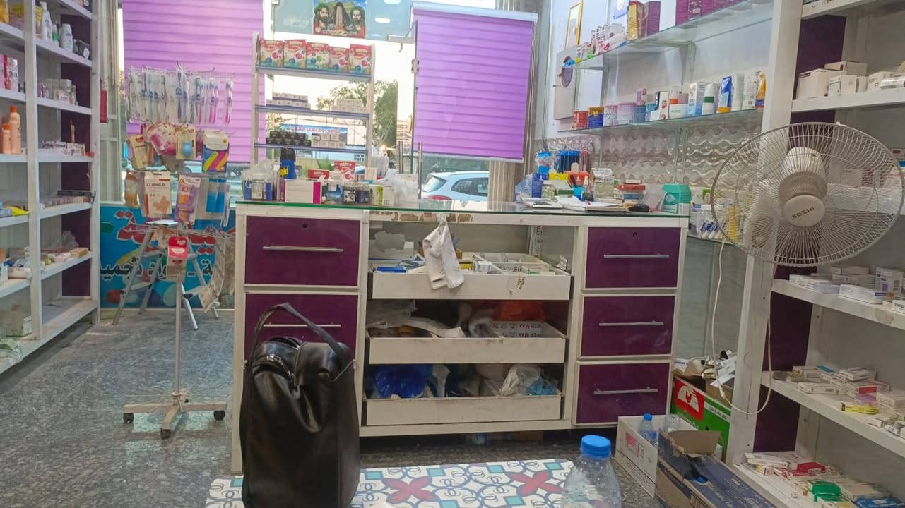 رفوف صيدلية عدد 5 معا ميز للبيع 
السعر 900 وبي مجال العنوان كربلاء 
***********
