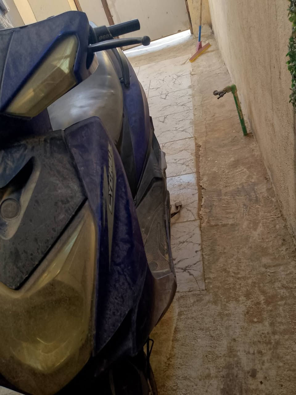 سكنز صيني الدراجه متروكه شغاله 
مجفته كهربائياته شغاله سلف يشتغل بس يكطع الكابريتر كام ينضح بانزين وعفته بيه خرخشه بسبب العرموطه شويه مسحوكه المهم ابيع كوم حديد السعر 175 الف وبيه مجال
***********
