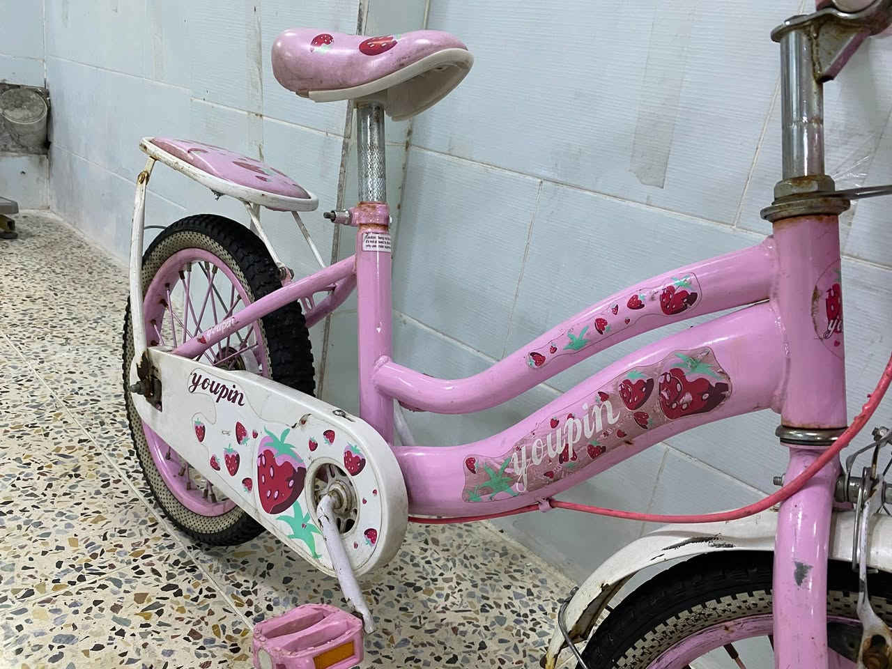 ئەم پاسکیلە بۆ فرۆشتن قیاسی ۱٦ ییە زۆر زۆر تازەو جوانە وەک لۆک وایە هیچ عەیبێکی نییە ئیستۆپی مەزبوتە تایەی تازەیە بەشەرتی بێ عەیبی ئەیفرۆشم 
سلێمانی بەکرەجۆ
*********** ***********
