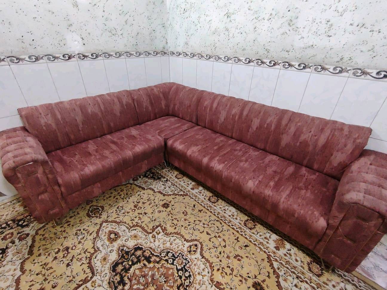 تخم للبيع نضيف 
مكون من 4 مقاعد +مقعد مختلف اجمالي 5مقاعد
بغداد /القاهرة 
350
شنو اسم/نوع الموديل بالضبط؟ وإذا أكو عدد القطع أو المقاسات التفصيلية للكنبة ممكن تذكرها؟: 
تخم 
المكان وين بالضبط حتى المشتري يعرف منين يستلم؟: 
القاهرة 
السعر شكد؟ وهل قابل للتفاوض لو لا؟: 
350 
الاستلام والتوصيل شلون عندك؟ أكو إمكانية توصيل داخل نفس المنطقة أو بغداد؟: 
لا يتوفر توصيل 