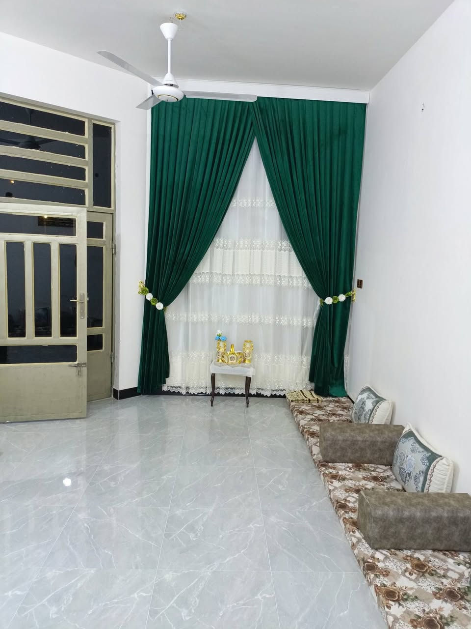 الدار للبيع في حي المهندسين الثانيه
قرب جامعة الفلوجه قريب من شارع العام اول شارع 
الشارع 10متر   المساحه 143م يحتوي على ثلاث غرف 
+4صحيات البيت كامل من كلشي ارضيه الطابقين بورسلين 
درجه اولى البيت فول مابي نقص اي شي بناء حديث 
السعر 130 وبي مجال  ***********
