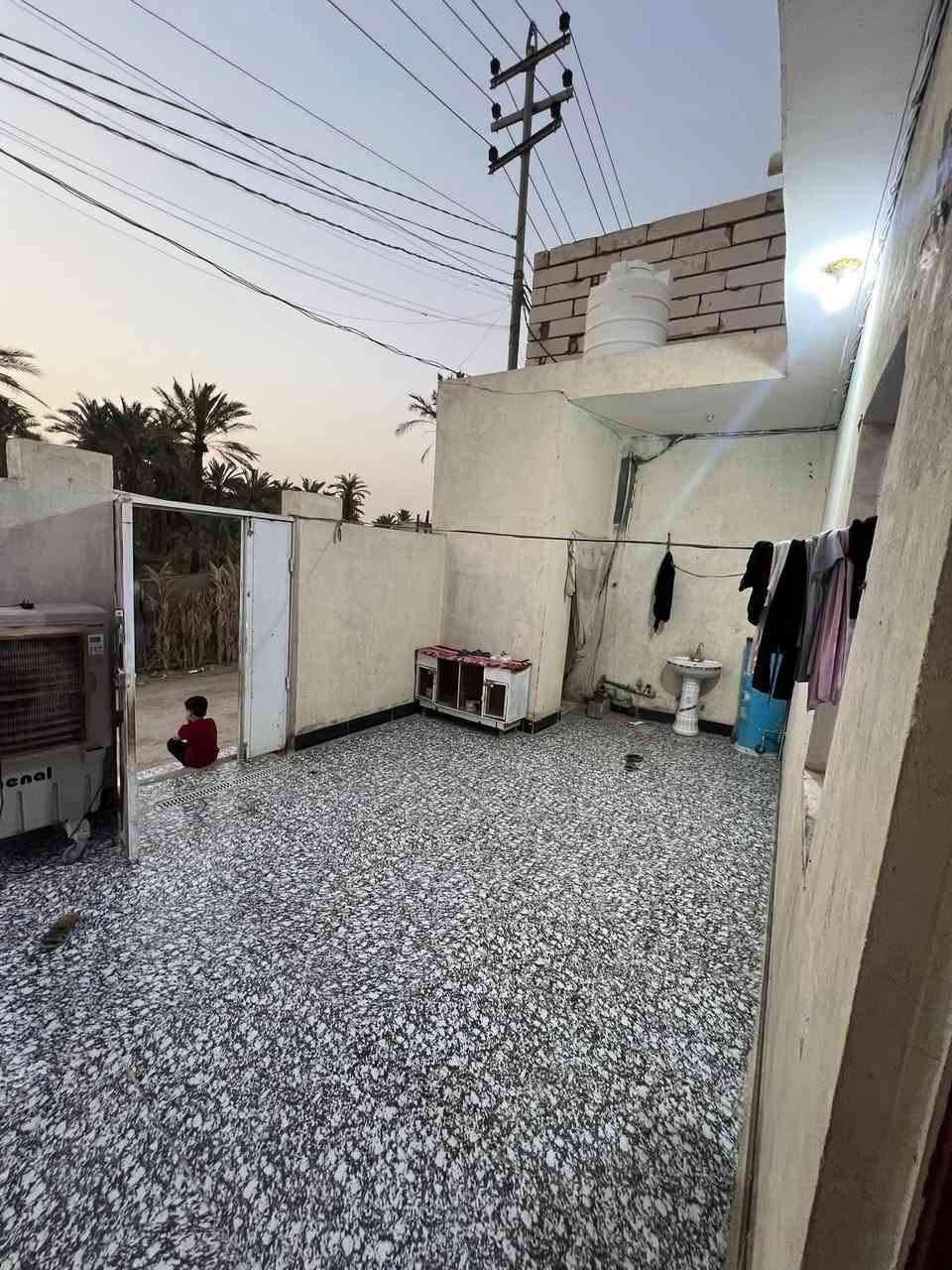 يا الله اللهم صل على محمد وال محمد
دار زراعي للبيع او للمراوس  ناحية السديناويه كافت الخدمات 
مقابل النفوس مساحة البيت 147متر بناء حديث 
غرفه 6ونص ب4 استقبال 7ب 4 صاله 8ب4 طارمه كلش جبيره مناور عدد 2 حمامات عدد 2 صحيات خارجيه رقم الهاتف *********** بلوك الشمال الاساس والسقف صب كونكريت
