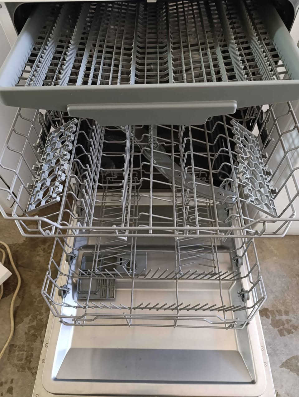 قاپشۆری سەنی ۱٤ نەفەری ، زۆر خاوێنە و ژەنگ و ڕزیوی نییە ، هەیکەلی شوختی پێوە نییە ، وەک نوێ ماوەتەوە نرخی 130هەزارە و لە سلێمانیم *********** السليمانية, العراق
