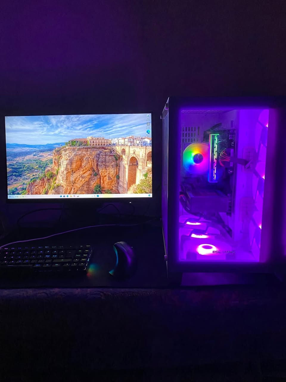 كرت الشاشة (GPU):
• RTX 4060 Ti Gigabyte – ثلاث مراوح (3 FAN)
• أقوى نسخة تبريد
المعالج (CPU):
• AMD Ryzen 5 5600G
• يحتوي على كرت شاشة داخلي
الرام (RAM):
• 16GB (8×2)
• تردد 3200MHz
• RGB
التخزين (Storage):
• Lexar M.2 NVMe
• سعة 1TB
اللوحة الأم (Motherboard):
• Gigabyte AORUS ELITE B550M
• 4 منافذ رام
• 2 منافذ M.2
مزود الطاقة (Power Supply):
• 700W
• RGB
التبريد:
• تبريد هوائي احترافي
الكيس (Case):
• ESGAMING
• لون أبيض
• 6 مراوح RGB
• قابل لإضافة حتى 4 مراوح إضافية
نظام التشغيل:
•.   Windows 10
🖥️ الشاشة (Monitor)
• MSI
• 24 إنش
• IPS
• 180Hz
• 1ms
� مزود طاقة احتياطي (UPS)
• فاربر (Farber)
• أوف لاين
• قدرة 1500VA
️🖱️ الإكسسوارات
• كيبورد Redragon K694 Alpha
• ماوس جيمنج 
• ماوس باد
ℹ️ ملاحظات
✅ أغلب الكراتين موجودة
✅ القطع والتجميعة نظيفة جدًا
✅ جميع البراندات قوية ومعروفة
✅ ضمان شهر
السعر مليون ونص
مكاني بغداد المشتل 
***********
