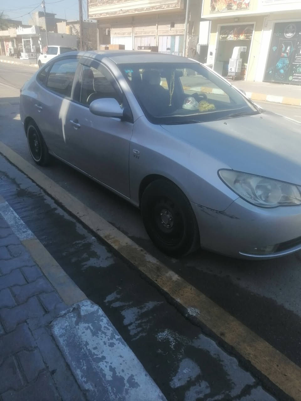السلام عليكم / للبيع هونداي افانتي وارد خليجي رقم انبار سنويه لغاية 27 موديل 2007 محرك 1600 دگشن عالي محرك نظيف وگير نظيف صدر امامي خلفي نظيف تخم تايرجديد منظومة تبريد جديده مصبوغه عام جماليه بدون دواخل شواصي ولغود كفاله حوض وتكم كفاله تحويل مباشر مكان السياره الانبار فلوجه الاتصال ع الارقام  ***********) ***********8 السعر 80 وبيها مجال للشراي تجي تشوف وتدلل للبيع فقط يعني مااراوس
